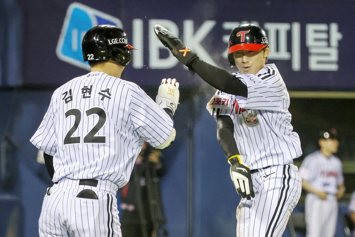 LG Shin Min-jae (right) is welcomed by Kim Hyun-soo after scoring a comeback score with a quick kick in the 6th inning in the game against KIA on the 26th. News 1
