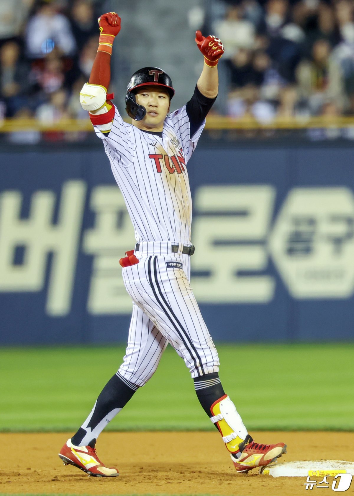 LG Park Hae-min is raising his arms at second base after hitting a hit in the 6th inning.  News 1