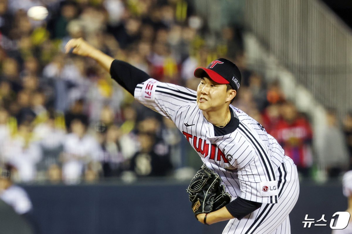 LG's closing pitcher Yoo Young-chan is fighting against KIA on the 26th.  News 1