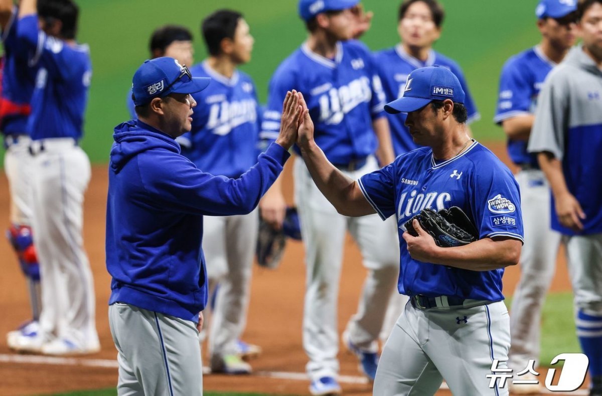 Samsung Oh Seung-hwan (right) is giving a high-five to his teammates after setting the record for most career saves in Asia with 408 saves in the KBO League in a game against Kiwoom on the 26th.  News 1