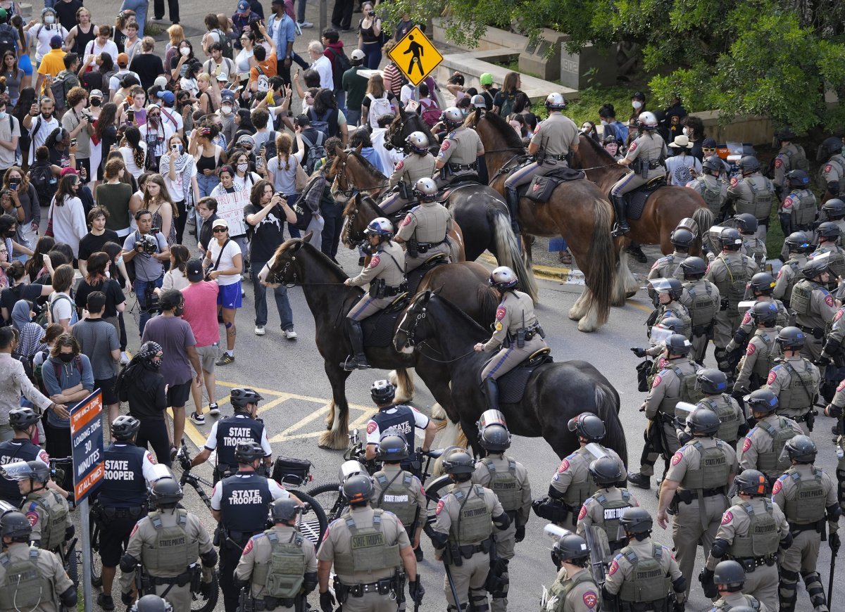 텍사스대에서 열린 친 팔레스타인 시위대를 해산시키는 경찰들. 학생들이 카메라로 사진을 찍고 있다. AP 뉴시스