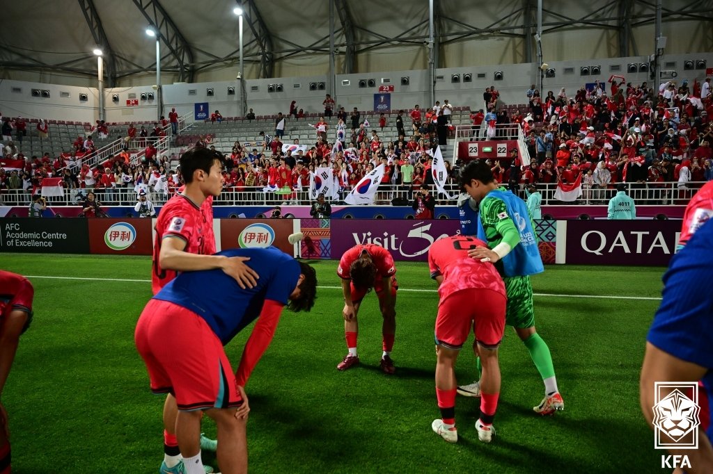 U-23 대한민국 축구 국가대표팀 선수들이 25일(현지시간) 카타르 도하 압둘라 빈 칼리파 스타디움에서 열린 2024 아시아축구연맹(AFC) U-23 아시안컵 8강전 대한민국과 인도네시아의 경기에서 패배를 거둔 후 아쉬워하고 있다. (대한축구협회 제공) 2024.4.26/뉴스1