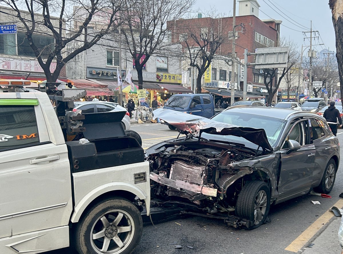 29일 오후 서울 은평구 연신내역 인근에서 승용차 7대와 이륜차 1대가 추돌하는 사고가 발생해 경찰 및 소방관 등 관계자들이 현장을 수습하고 있다. (독자 제공) 2024.2.29/뉴스1