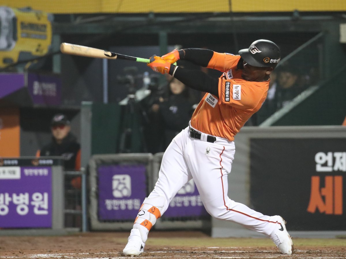 Hanwha Peraza hits a double with no outs in the bottom of the 9th inning in the '2024 Shinhan SOL Bank KBO League' KT Wiz and Hanwha Eagles game held at Hanwha Life Insurance Eagles Park in Jung-gu, Daejeon on the 29th.  2024.3.29/News 1