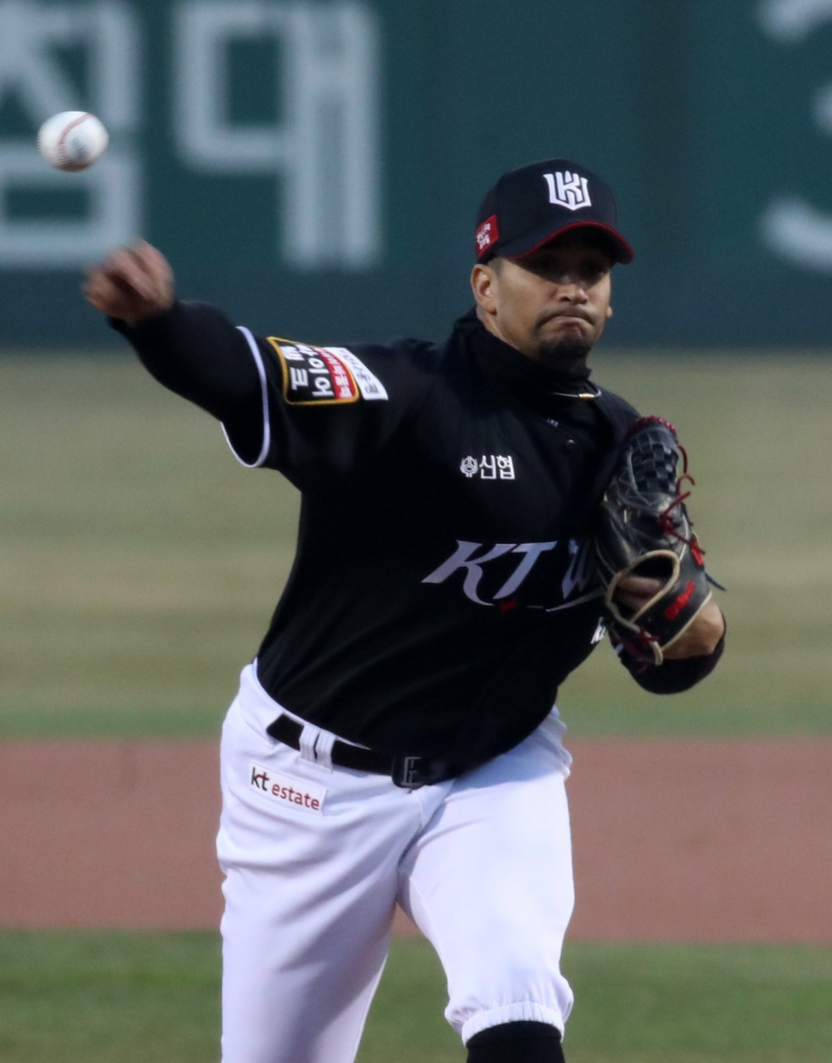 KT starting pitcher Cuevas is fighting in the '2024 Shinhan SOL Bank KBO League' KT Wiz and Hanwha Eagles game held at Hanwha Life Insurance Eagles Park in Jung-gu, Daejeon on the 29th.  2024.3.29/News 1