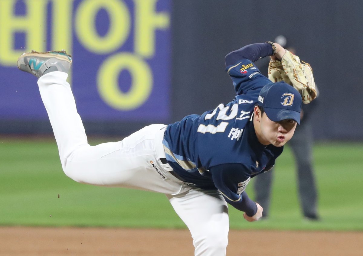 NC substitute pitcher Kim Si-hoon is throwing the ball in the bottom of the 9th inning in the 1st game of the '2023 Shinhan Bank SOL KBO Postseason' playoffs between KT Wiz and NC Dinos held at KT Wiz Park in Jangan-gu, Suwon-si, Gyeonggi-do on the afternoon of the 30th.  2023.10.30/News 1