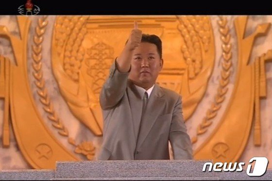 2021년 9월9일 북한의 정권수립 73주년 기념 ‘민간 및 안전무력’ 열병식에 참석한 김정은 노동당 총비서가 열병종대를 향해 엄지를 들어올리고 있다.(조선중앙TV 갈무리)