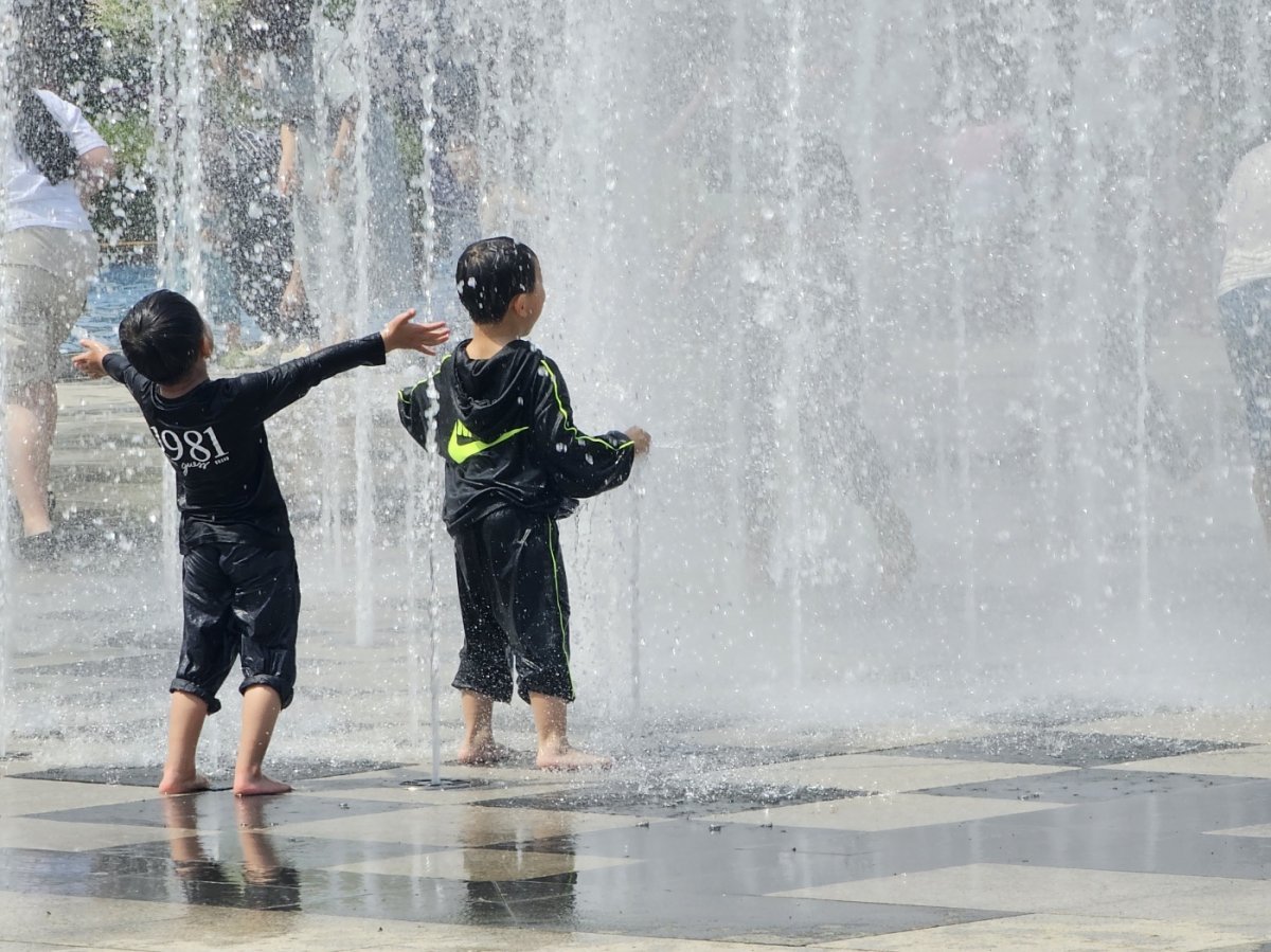 낮 최고기온이 30도 안팎을 기록한 28일 전남 함평나비축제장에서 어린이들이 분수 물놀이를 즐기고 있다. 2024.4.28/뉴스1