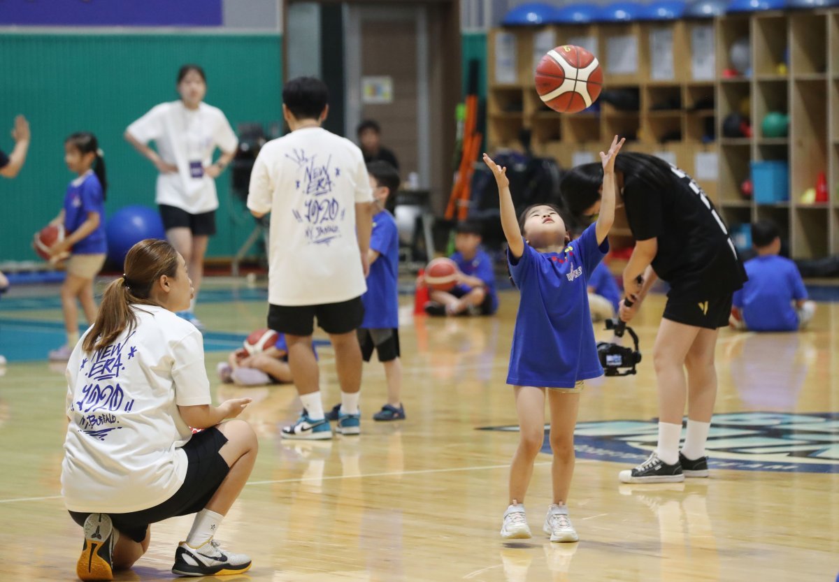 초등학교 1·2학년 학생들이 농구 체험을 하는 모습. (뉴스1DB) ⓒ News1