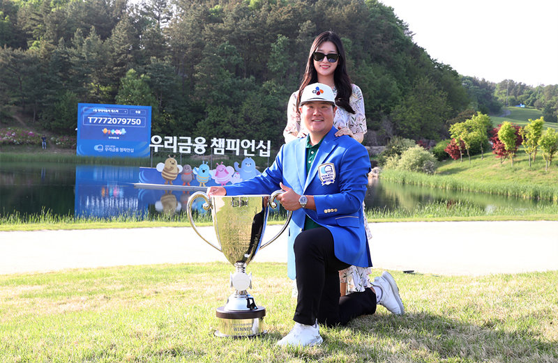 올해 첫 우승 트로피, 아내와 함께 한국서 임성재(앞)가 28일 한국프로골프(KPGA)투어 우리금융 챔피언십 2연패를 달성한 뒤 우승 트로피를 옆에 두고 아내와 함께 기념사진을 남기고 있다. KPGA 제공