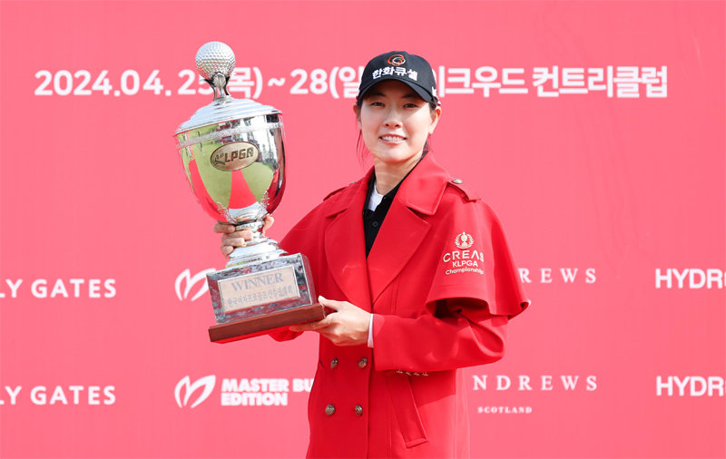 이정민이 28일 한국여자프로골프(KLPGA)투어 시즌 첫 메이저 대회인 크리스에프앤씨 KLPGA 챔피언십 정상에 오른 뒤 우승 트로피를 들고 챔피언 세리머니를 하고 있다. KLPGA 제공
