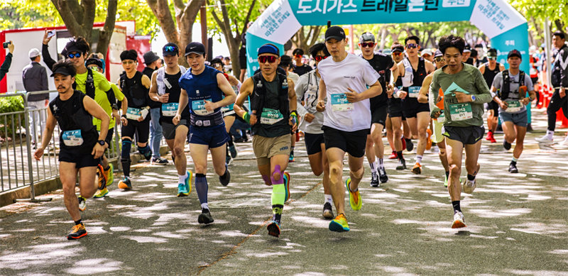 ‘도시가스 트레일온런 부산’ 20km 부문 참가자들이 27일 부산 해운대구 대천공원에서 출발하고 있다. 20km, 10km와 나눔
 걷기(5km) 부문으로 열린 이 대회에는 총 1500여 명이 참가했다. 장산 정상을 지나는 10km 이상 코스는 산에서 해운대 
바다를 한눈에 볼 수 있는 풍광으로 참가자들에게 호평을 받았다. 이번 행사 수익금 전액은 한국자폐인사랑협회에 기부된다. 트레일온런
 부산 사무국