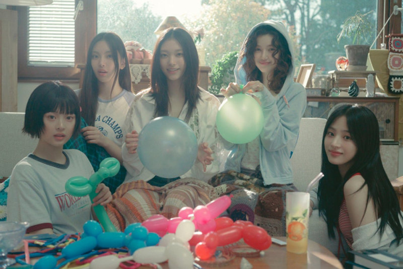 걸그룹 뉴진스 신곡 ‘버블 검’ 뮤직비디오의 한 장면. 어도어 제공