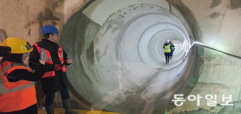 파리 올림픽 개막을 약 3개월 앞둔 25일(현지 시간) 프랑스 파리 동부 오스테를리츠역 인근 물탱크에서 직경 2.5m, 길이 620m의 터널을 기자들이 살펴보고 있다. 센강 폐수를 이 터널로 끌어들인 뒤 탱크에 가둬 수질을 관리하게 된다. 파리=조은아 특파원 achim@donga.com