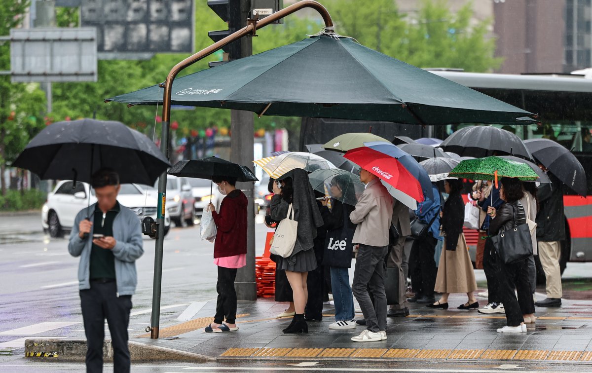 전국 대부분 지역에 비가 예보된 24일 오전 서울 종로구 세종대로사거리에서 우산을 쓴 시민들이 발걸음을 옮기고 있다. 2024.4.24/뉴스1