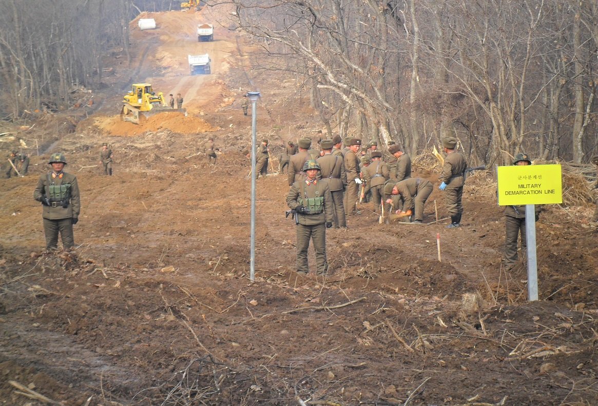 남북군사당국이 ‘판문점선언 이행을 위한 군사분야 합의서’에 따라 공동유해발굴의 원활한 추진을 위해 강원도 철원 ‘화살머리고지’ 일대에서 남북 도로개설 작업을 추진하고 있다.(국방부 제공) 2018.11.22/뉴스1