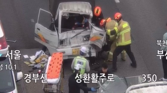 지난해 3월24일 오후 5시10분께 경부고속도로 서울방향 북천안IC 인근에서 3중 추돌 사고로 1명이 숨지고 2명이 다쳤다. (천안서북소방서 제공) /뉴스1