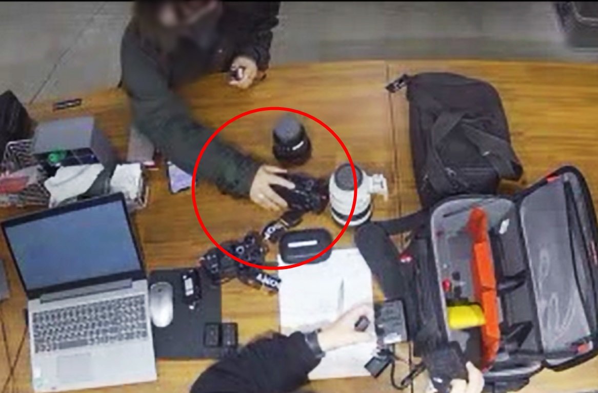 국내 카메라 대여점에서 카메라와 렌즈를 빌리는 30대 일본인 여성 A 씨의 모습. 인천경찰청 제공
