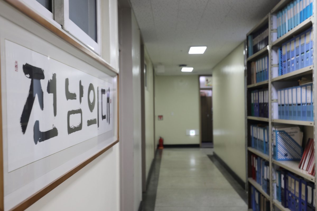 의과대학 교수들이 집단사직서 제출을 예고한 25일 광주 동구 전남대병원의 교수연구실이 위치한 연구동이 비어있다. 2024.3.25/뉴스1