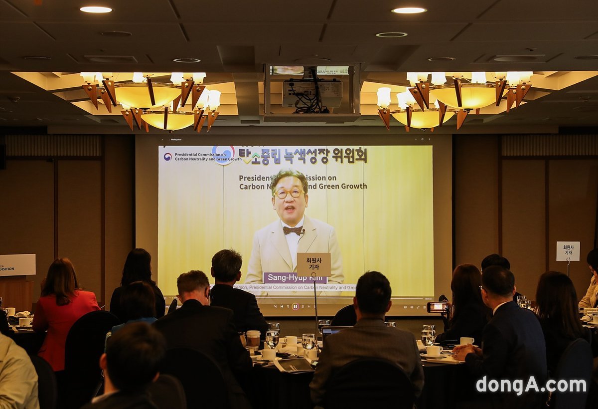 김상협 대통령 직속 2050탄소중립녹색성장위원회 공동위원장이 축사를 전하고 있다.