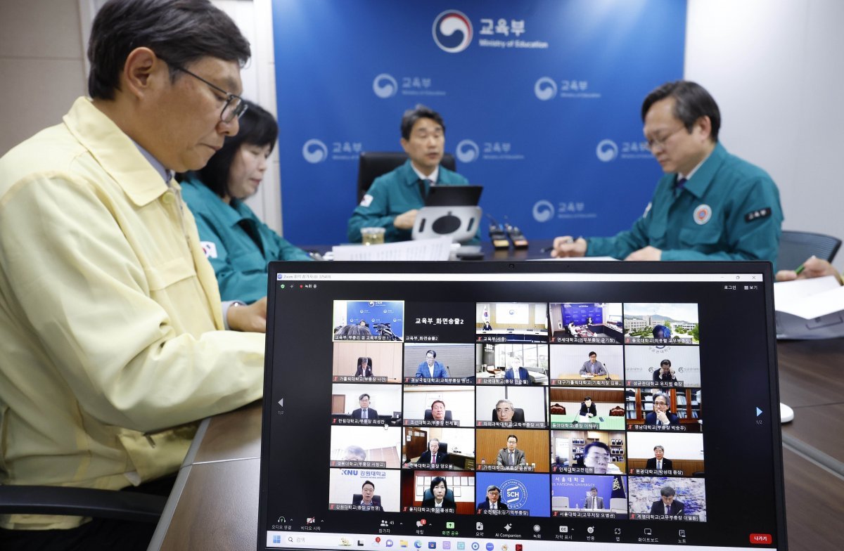 이주호 사회부총리 겸 교육부 장관이 24일 서울 영등포구 여의도 한국교육시설안전원에서 열린 의과대학 설치 대학 총장 간담회에서 모두발언을 하고 있다. (공동취재) 2024.4.24/뉴스1