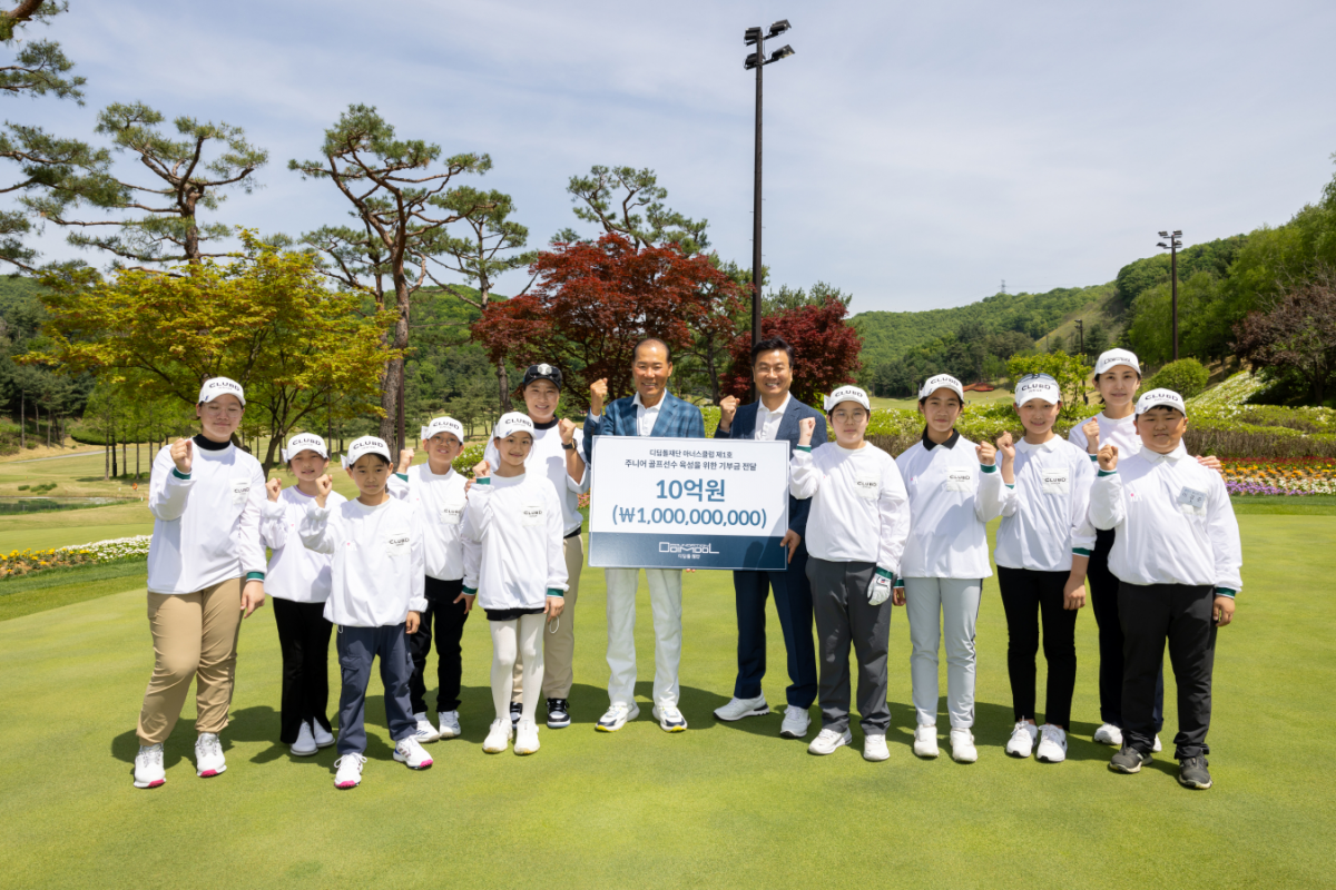 디딤돌재단 기부금 전달식에 참여한 최등규 회장(사진 가운데), 전유훈 상임이사(최등규 회장 우측), 박세리 프로(최등규 회장 좌측).