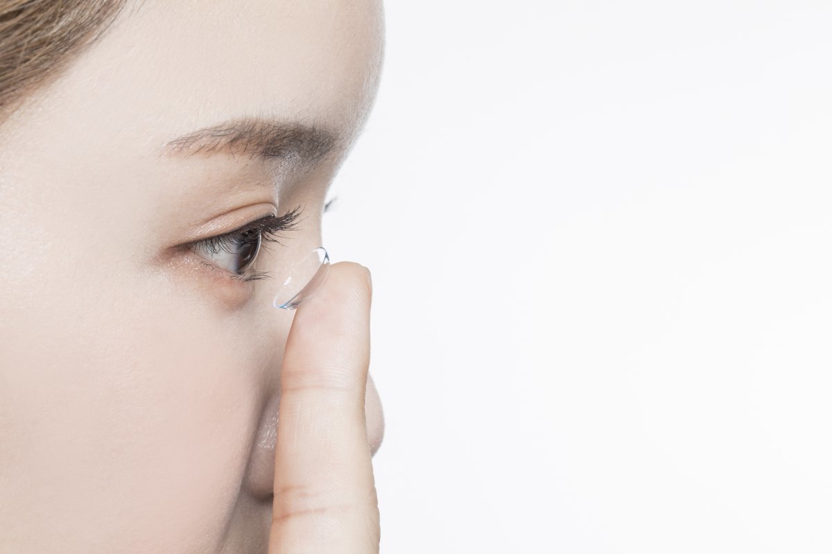 난시가 있는 사람은 난시도와 난시 축, 그리고 렌즈 표면의 촉촉함 등과 같은 여러 요인을 고려해 자신에게 적합한 소프트렌즈를 선택해야 한다.  게티이미지뱅크