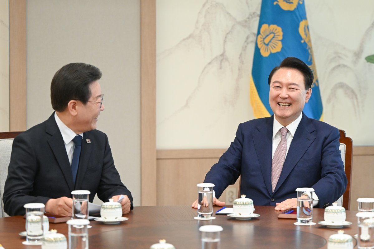 윤석열 대통령과 이재명 더불어민주당 대표가 29일 용산 대통령실 청사에서 열린 첫 영수회담에서 환한 표정으로 대화를 나누고 있다. (대통령실 제공) 2024.4.29