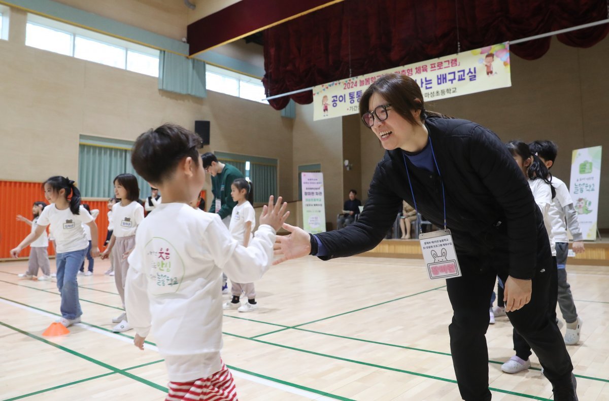 장미란 문화체육관광부 제2차관이 25일 오후 경기 용인시 기흥구 마성초등학교 늘봄학교 체육프로그램 현장을 방문해 아이들과 배구 수업을 받고 있다. 2024.3.25/뉴스1