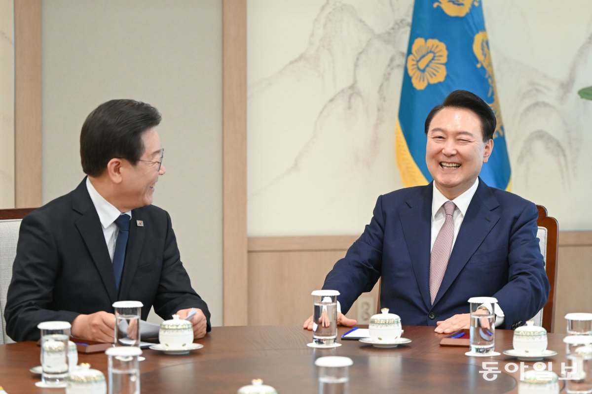 이재명 더불어민주당 대표가 29일 서울 용산 대통령실 청사에서 열린 윤석열 대통령과의 영수회담에서 미리 준비한 메시지를 꺼내자 윤 대통령이 활짝 웃고 있다. 대통령실사진기자단