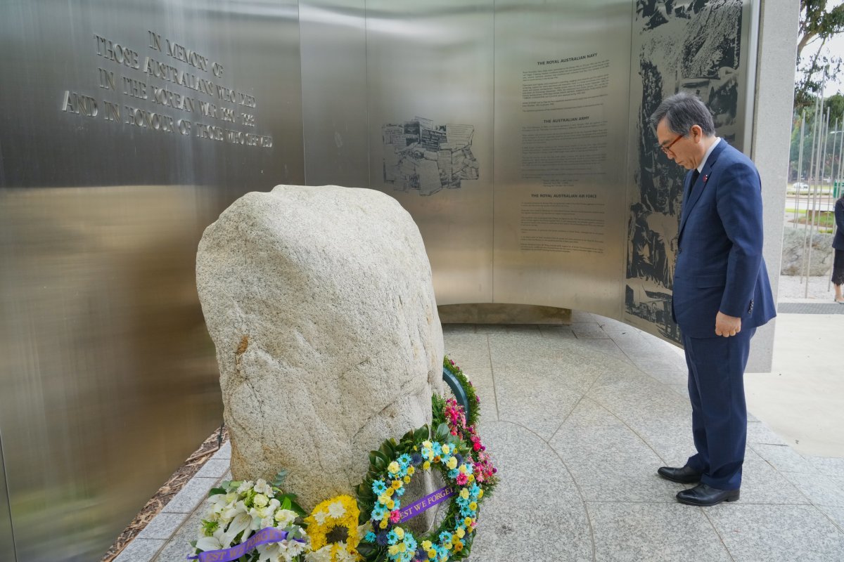 Minister of Foreign Affairs Cho Tae-yeol, who is visiting Australia to attend the 6th Korea-Australia Foreign Affairs and Defense 2+2 Ministerial Meeting, is visiting the Korean War Memorial at the National War Memorial in Canberra on the 29th.  Provided by Ministry of Foreign Affairs.