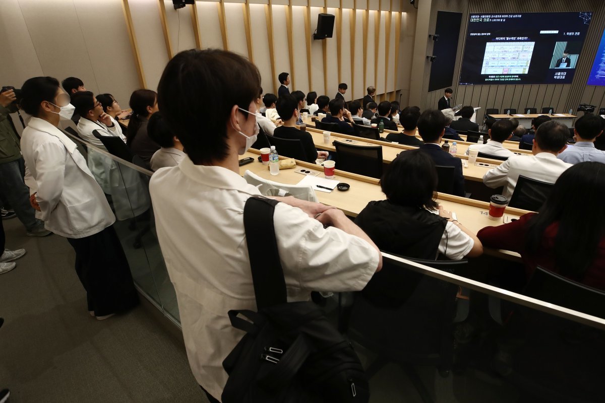 30일 오후 서울대학교병원에서 ‘’대한민국 의료가 나아가야 할 길‘’을 주제로 열린 서울의대-서울대병원 교수 협의회 비대위 긴급심포지엄‘’에서 참석자들이 서울의대 학생대표의 발표를 듣고 있다.2024.4.30/뉴스1