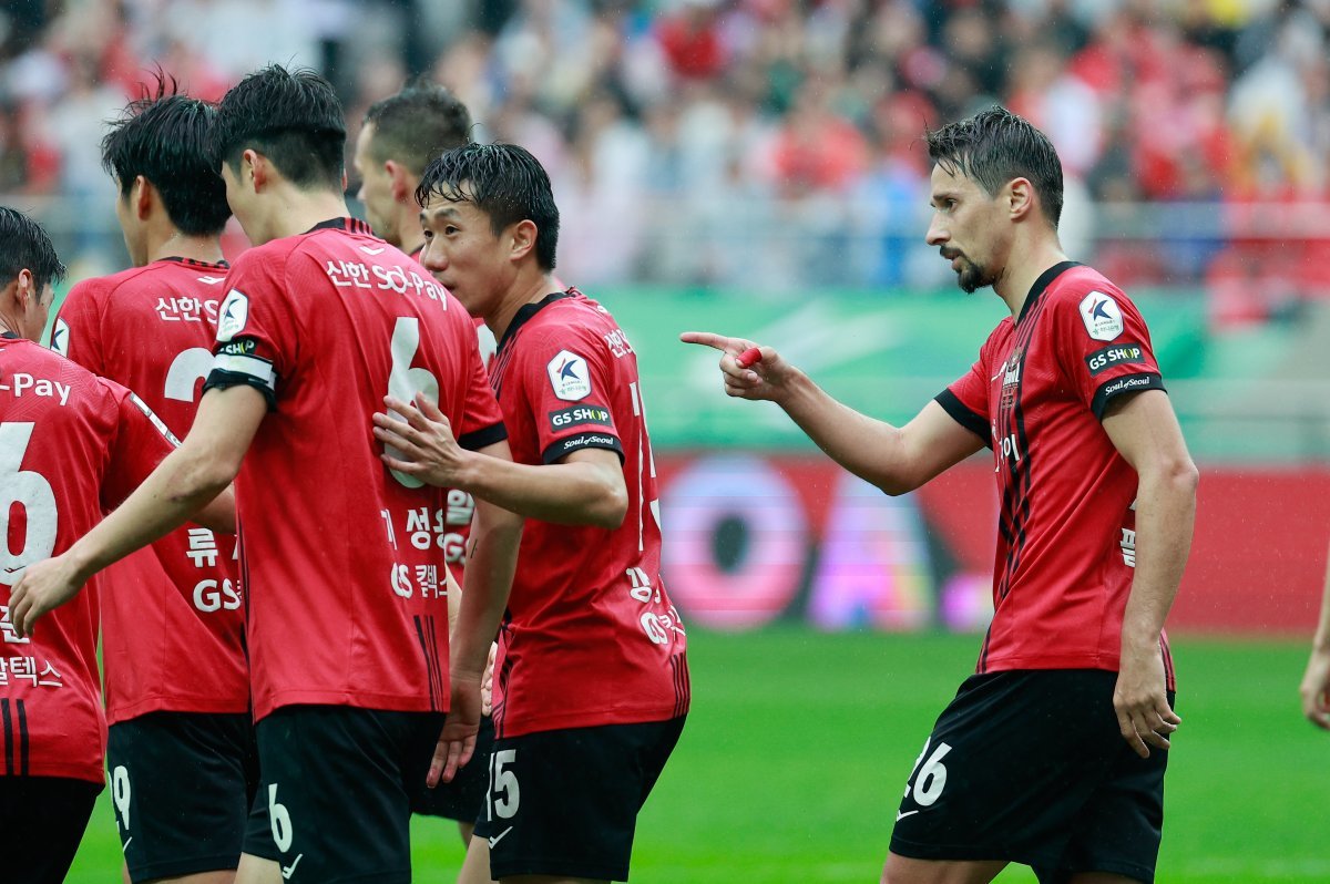 Seoul Palosevic is happy after scoring the team's second goal in the first half of the match between FC Seoul and Jeonbuk Hyundai Motors in the 'Pro Football Hana Bank K League 1 2024 8th Round' held at the World Cup Stadium in Mapo-gu, Seoul on the afternoon of the 20th.  2024.4.20 News 1