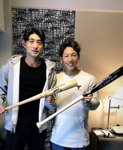 지난해 3월 일본 도쿄에서 열린 2023 월드베이스볼클래식 1라운드에 참가한 이정후(왼쪽)와 요시다 마사타카가 사석에서 만남을 가졌다. (요시다 마사타카 SNS 캡처)
