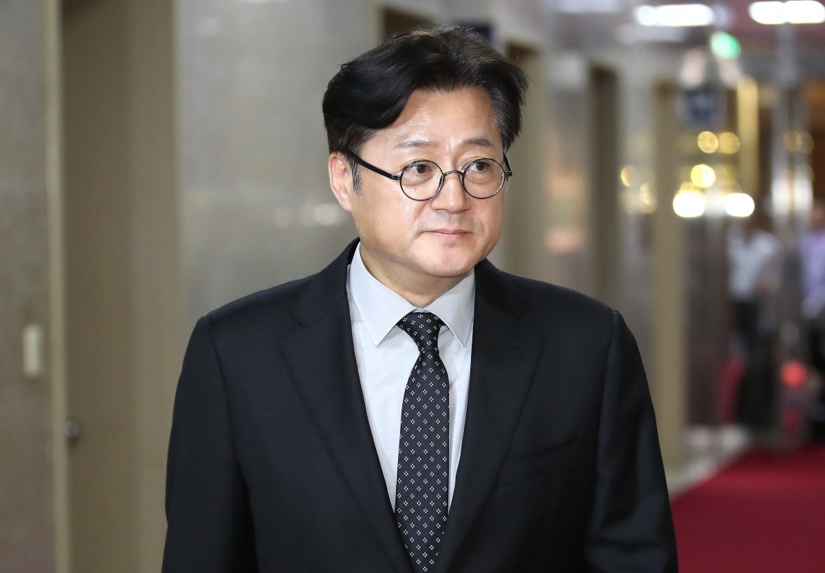 홍익표 더불어민주당 원내대표가 30일 오후 서울 여의도 국회에서 여야 원내대표 회동을 위해 국회의장실에 들어서고 있다. 뉴스1