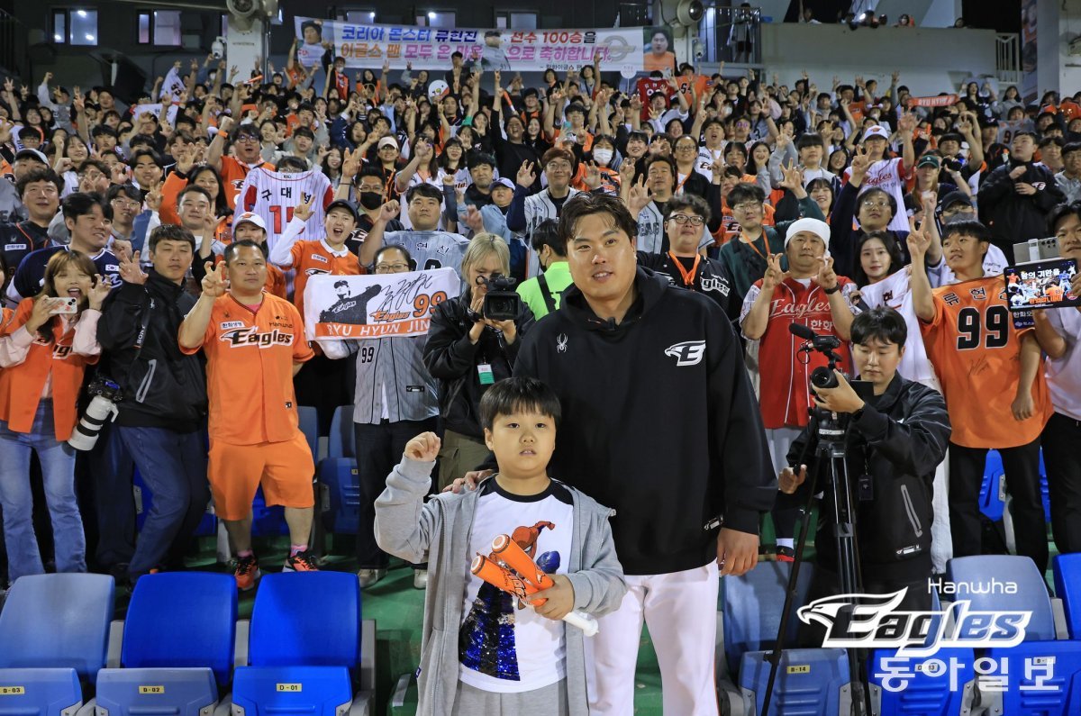 8-2 승리 후 동료들에게 축하 물세례를 받은 류현진은 국내 복귀 후 처음으로 만원 관중 앞 응원 단상에서 인터뷰했고 관중들과 기념사진도 남겼다.  한화 제공