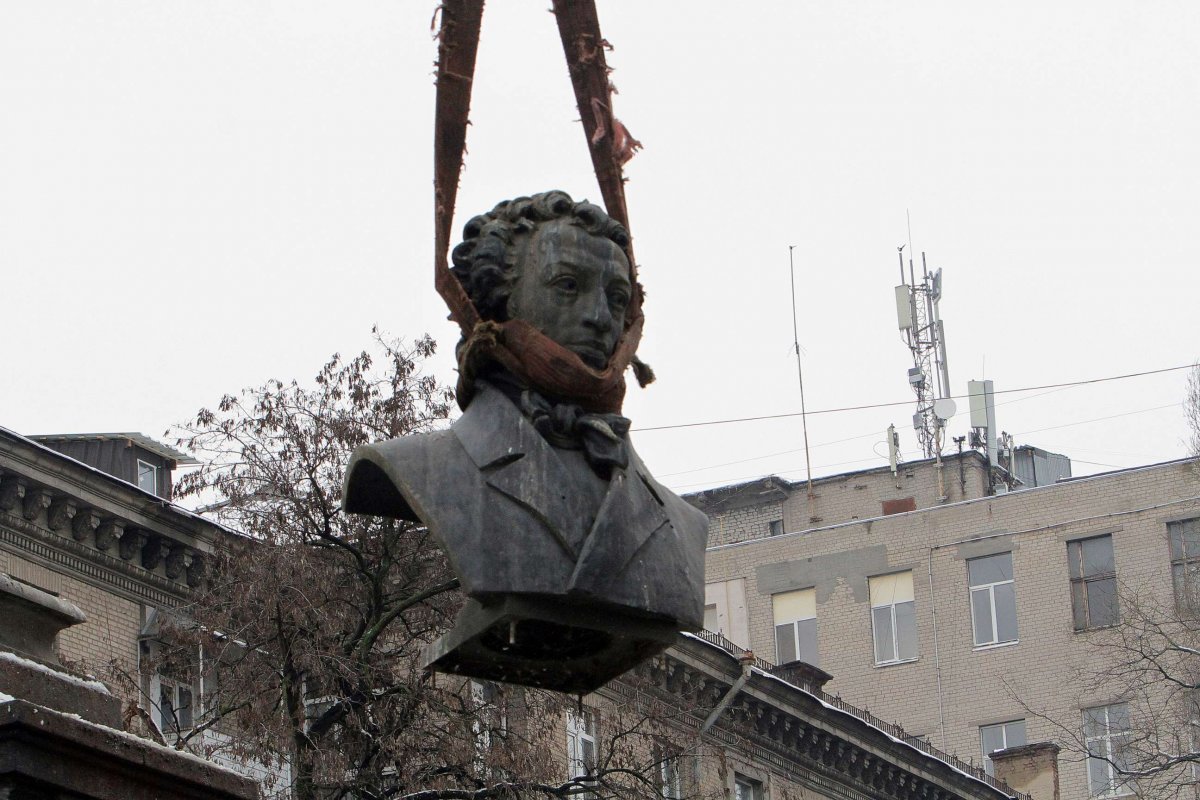 2022년 12월 우크라이나 드니프로에서 러시아 작가 알렉산드르 푸시킨의 동상이 철거되고 있다. 우크라이나는 러시아 침공 직후 러시아 문화 흔적을 지우기 위한 움직임이 거셌다. 드니프로=AP 뉴시스