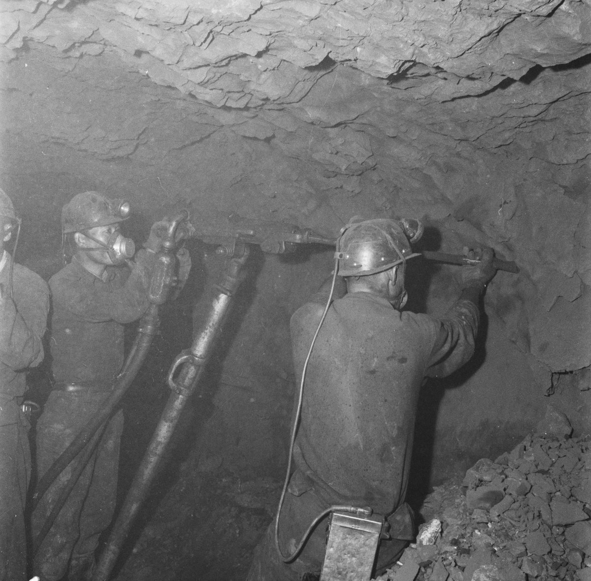 1962년 강원 삼척시 도계광업소에서 광부들이 석탄을 캐기 위해 지하 갱도를 뚫고 있다. 국가기록원 제공