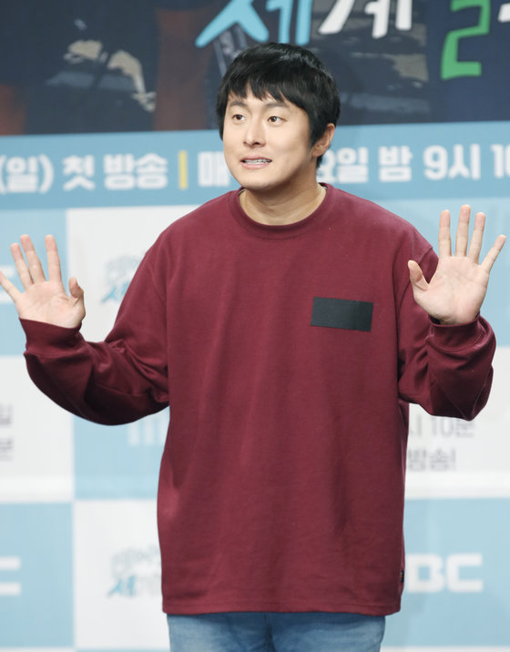 방송인 기안84가 23일 서울 마포구 상암 MBC 골든마우스홀에서 열린 예능 프로그램 MBC ‘태어난 김에 세계일주 시즌3’(연출 김지우, 이하 ‘태계일주3’) 제작발표회에서 포즈를 취하고 있다. 2023.11.23. 뉴스1