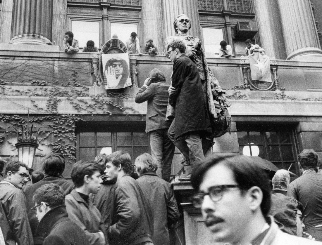 1968년 4월 24일 미국 뉴욕 컬럼비아대 해밀턴홀에서 베트남전쟁 등에 반대하는 학생 시위대. 6일 뒤인 30일 경찰이 이곳에 진입해 700여 명을 체포하는 진압 사건이 벌어졌다. 뉴욕=AP 뉴시스