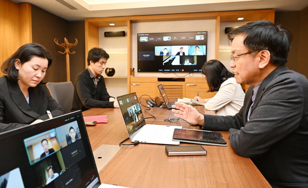 한일중 재무장관회의, ASEAN+3 및 ADB 연차총회 참석차 해외출장 중인 최상목 부총리 겸 기획재정부 장관이 2일(현지시간) 중간 기착지인 튀르키예 이스탄불에서 화상으로 비상거시경제금융회의를 주재하고 있다 (기획재정부 제공). 2024.5.2