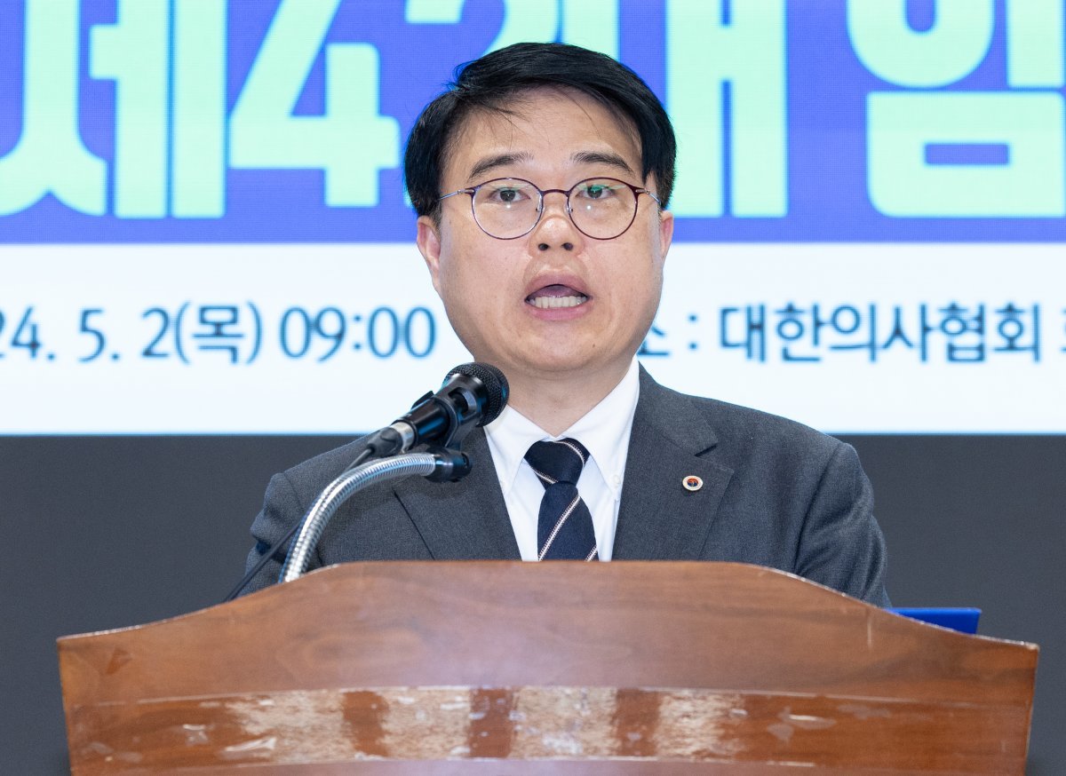 임현택 대한의사협회 회장이 2일 오전 서울 용산구 대한의사협회에서 열린 취임식에서 취임사를 하고 있다. 2024.5.2. 뉴스1