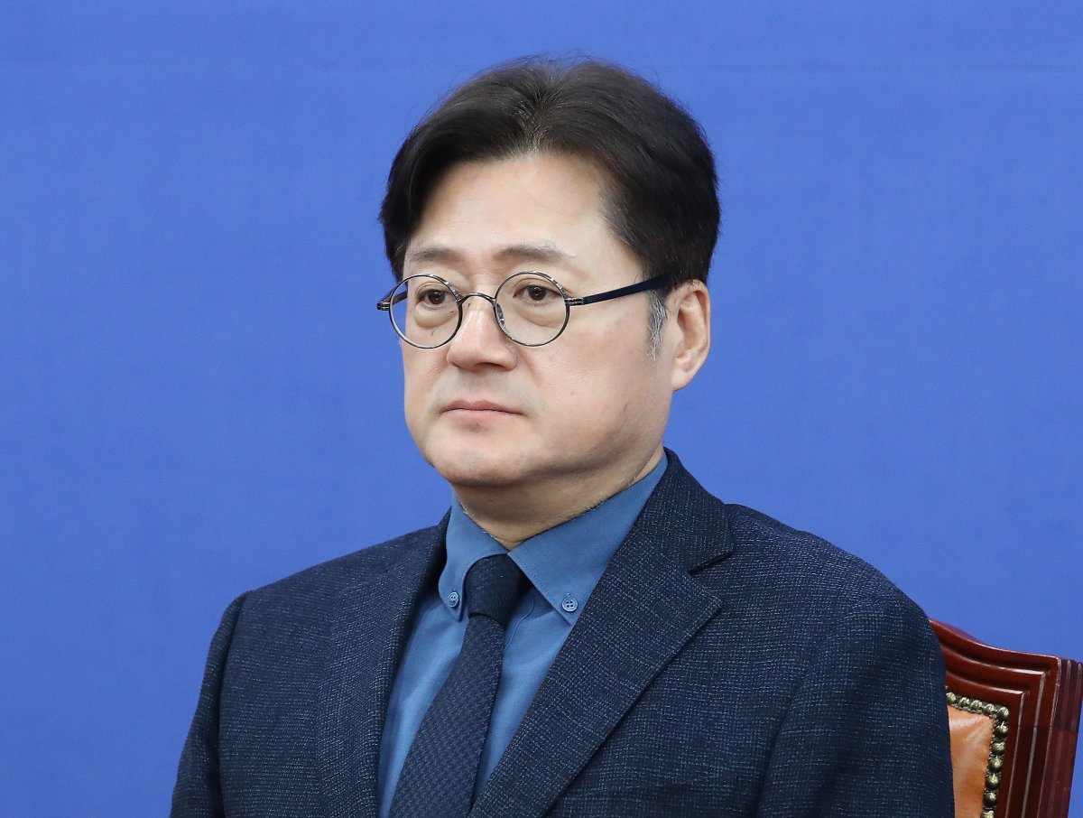 홍익표 더불어민주당 원내대표가 2일 오전 서울 여의도 국회에서 열린 정책조정회의에서 생각에 잠겨 있다. 뉴스1