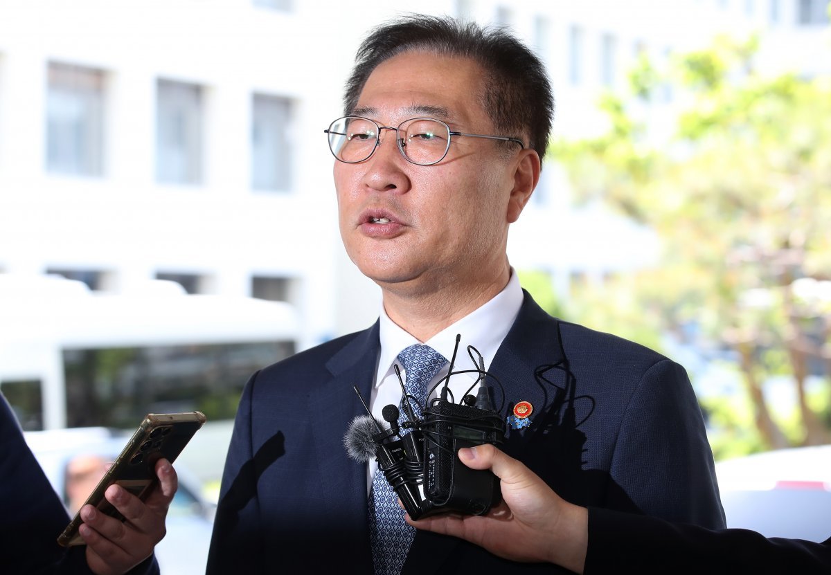 박성재 법무부 장관이 2일 오전 대구 수성구 범어동 대구검찰청에 도착해 취재진 질문에 답하고 있다… 2024.5.2/뉴스1