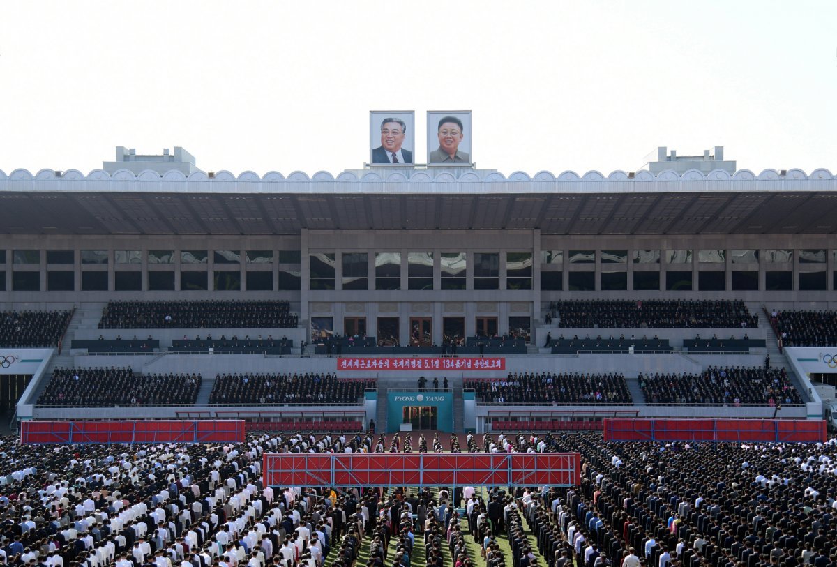 북한 노동당 기관지 노동신문은 2일 “전세계 근로자들의 국제적 명절 5·1절 134돌 기념 중앙보고회가 지난 1일 김일성경기장에서 진행됐다“라고 보도했다. 김덕훈 내각총리는 보고에서 ”위대한 승리를 위해 더욱 억세게 싸워나가자“라고 호소했다. (평양 노동신문=뉴스1)