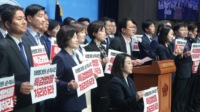 더불어민주당 의원들이 지난달 15일 서울 여의도 국회 소통관에서 기자회견을 열고 21대 국회 임기 중 ‘채 상병 특검법’ 통과를 촉구한 모습. 뉴스1