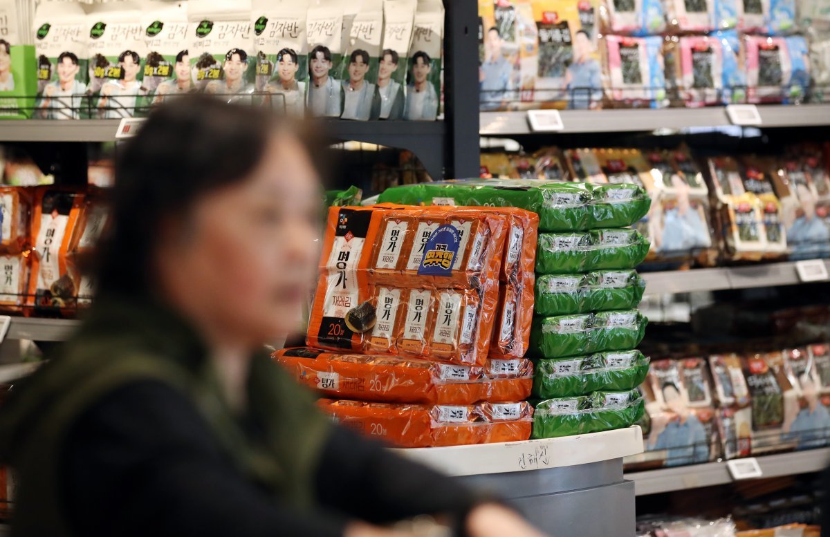 29일 서울 시내의 한 대형마트에 김 제품이 진열돼 있다. 연초 장당 100원을 밑돌던 김 소매가격은 오름세를 이어가다 지난주 130원을 돌파했다. 29일 한국농수산식품유통공사 가격정보에 따르면 마른김(중품) 10장 평균 소매가격은 지난 26일 1천304원을 기록했다. 2024.4.29/뉴스1 ⓒ News1