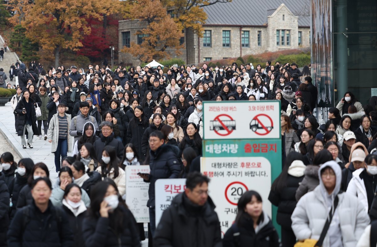 지난해 11월26일 2024학년도 수시모집 논술고사가 열린 서울 서대문구의 한 대학이 고사장을 나서는 수험생들과 학부모들로 붐비고 있다. 뉴스1