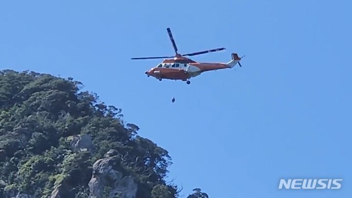 2023년 9월 8일 오전 제주 서귀포시 산방산에서 등산객 2명이 길을 잃어 소방헬기에 의해 구조되고 있다. (제주서부소방서 제공) 뉴시스