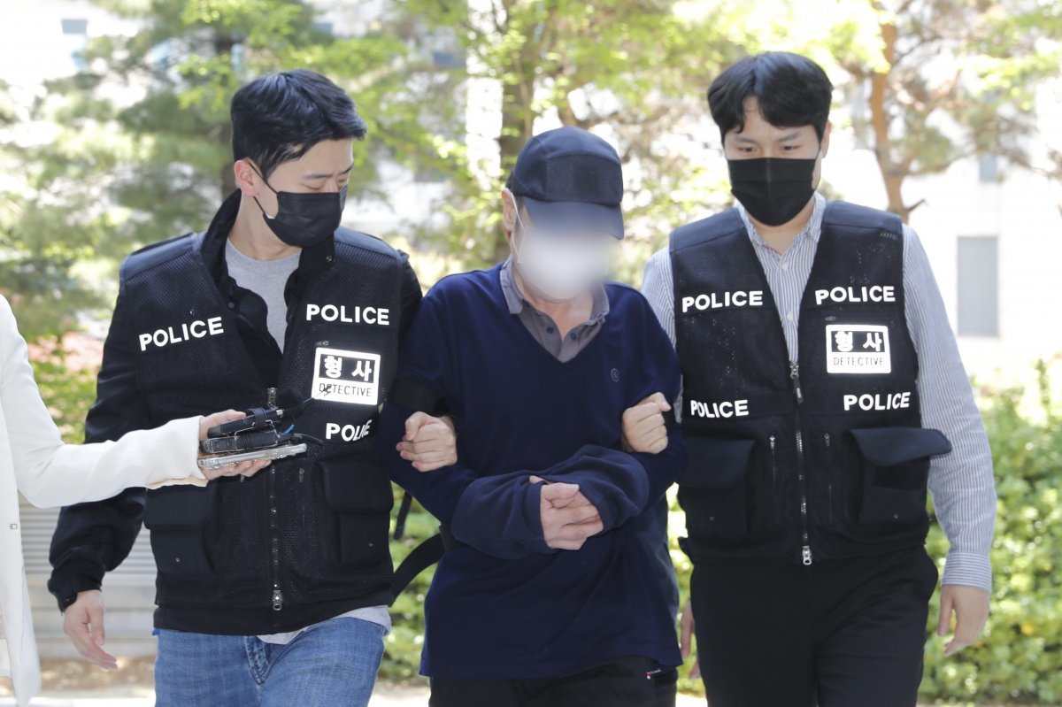 초등생 강제추행한 60대 구속기로…영장심사출석 ‘침묵’